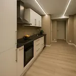 Aurora Retreat Free Parking & Free Wifi Appartamento
